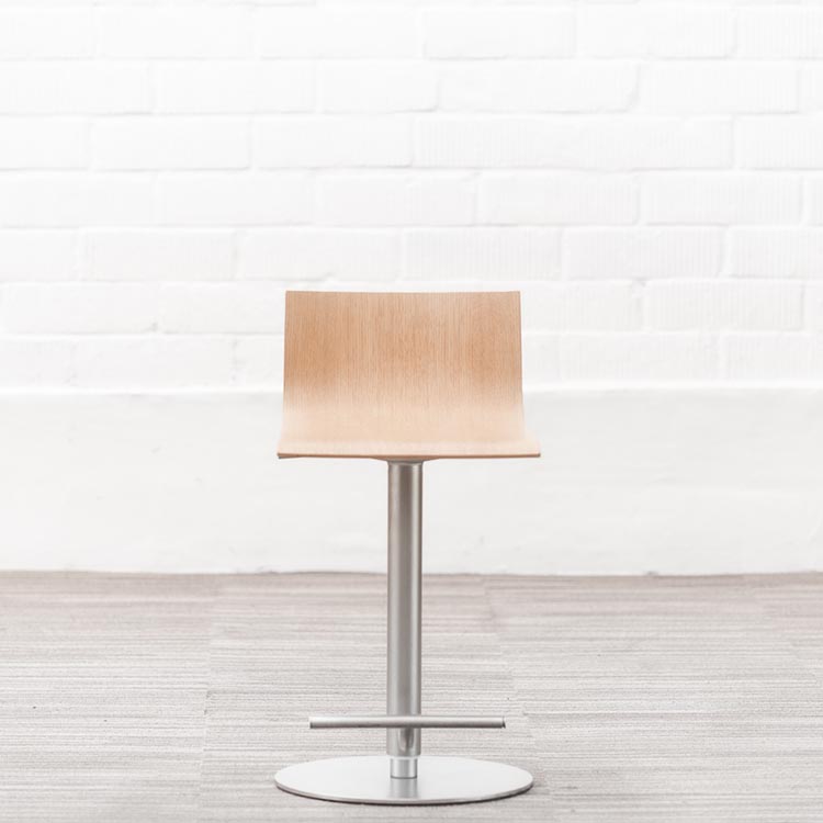 LAPALMA Thin Tabouret de bar pivotant design Kerri Monni - bois clair / acier gris plaque de base – Image 2