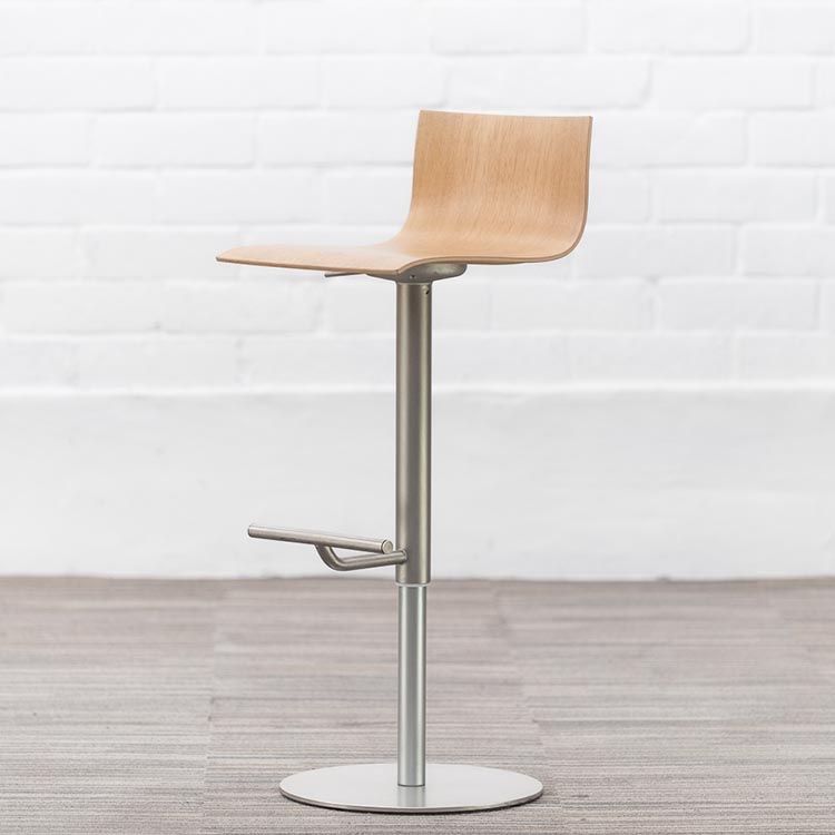 LAPALMA Thin Tabouret de bar pivotant design Kerri Monni - bois clair / acier gris plaque de base – Image 3