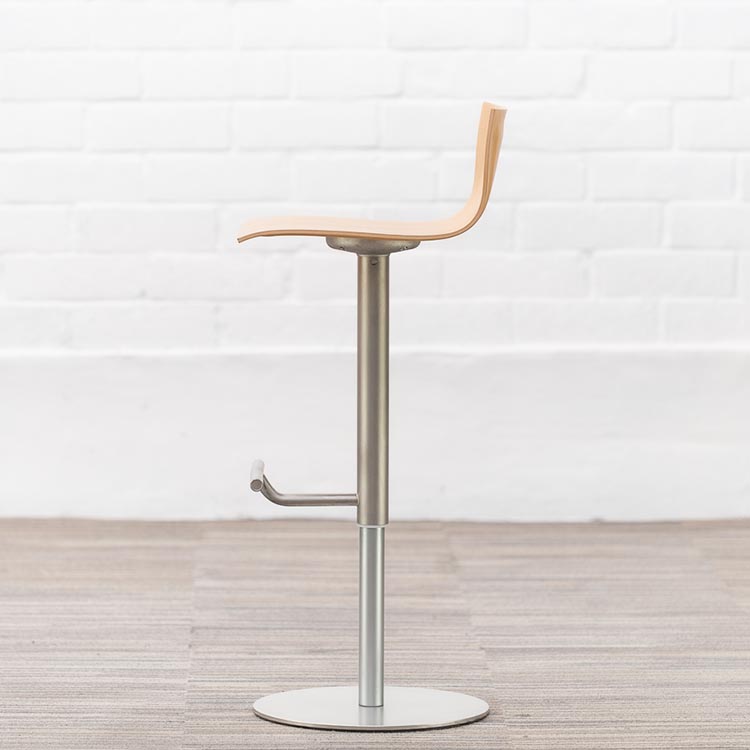 LAPALMA Thin Tabouret de bar pivotant design Kerri Monni - bois clair / acier gris plaque de base – Image 4