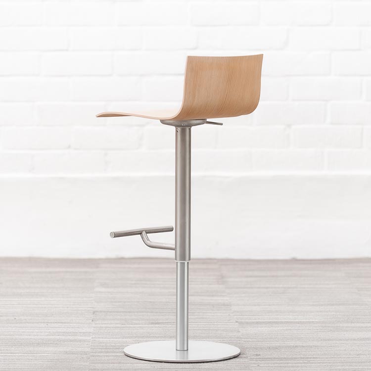 LAPALMA Thin Tabouret de bar pivotant design Kerri Monni - bois clair / acier gris plaque de base – Image 5