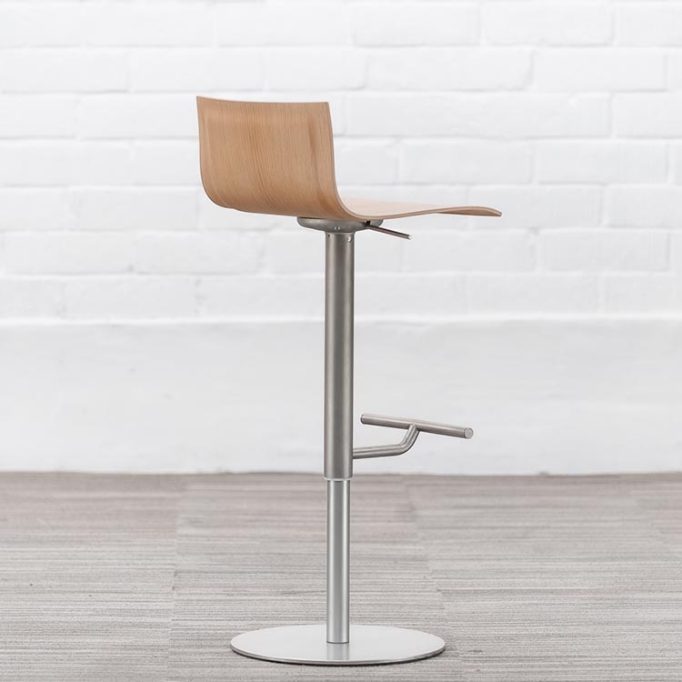 LAPALMA Thin Tabouret de bar pivotant design Kerri Monni - bois clair / acier gris plaque de base – Image 7