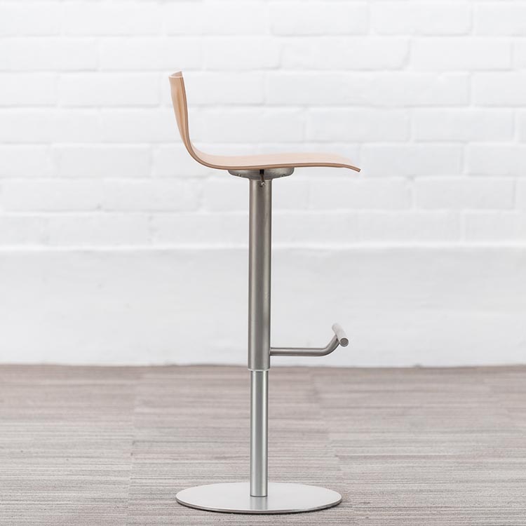 LAPALMA Thin Tabouret de bar pivotant design Kerri Monni - bois clair / acier gris plaque de base – Image 8