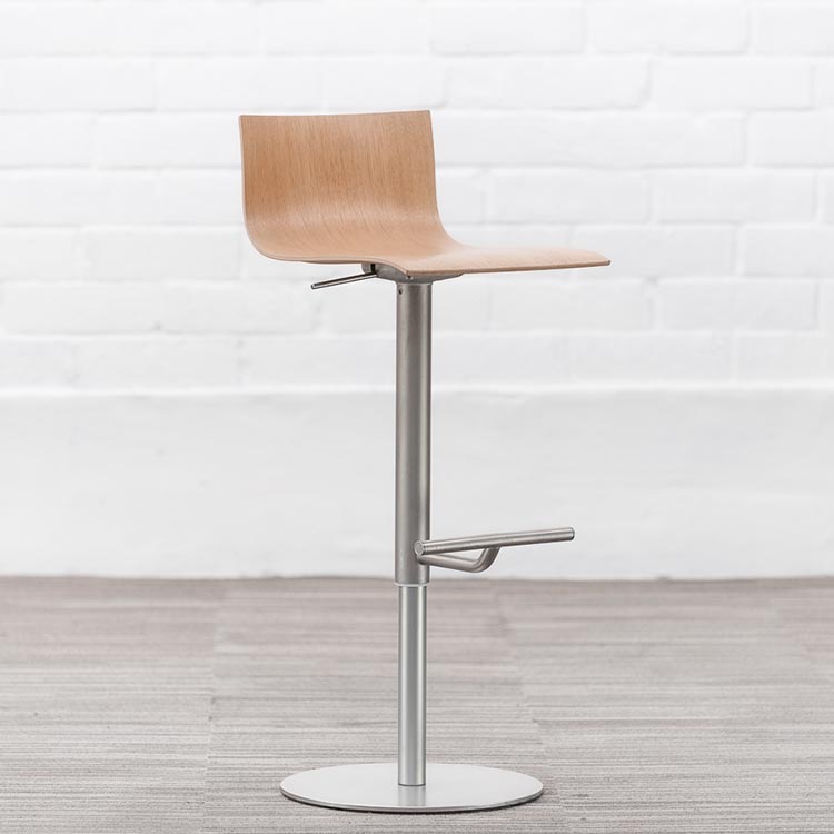 LAPALMA Thin Tabouret de bar pivotant design Kerri Monni - bois clair / acier gris plaque de base – Image 9