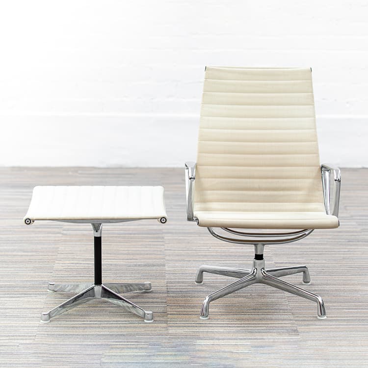 HERMAN MILLER EA116 Ensemble lounge avec repose-pieds design Charles and Ray Eames B72xD65xH95 - sac à dos beige / aluminium poli base étoile