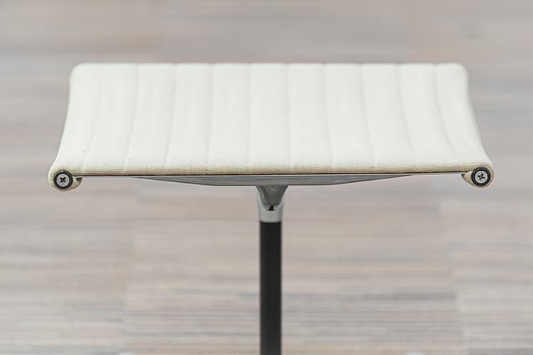 HERMAN MILLER EA116 Ensemble lounge avec repose-pieds design Charles and Ray Eames B72xD65xH95 - sac à dos beige / aluminium poli base étoile – Image 8