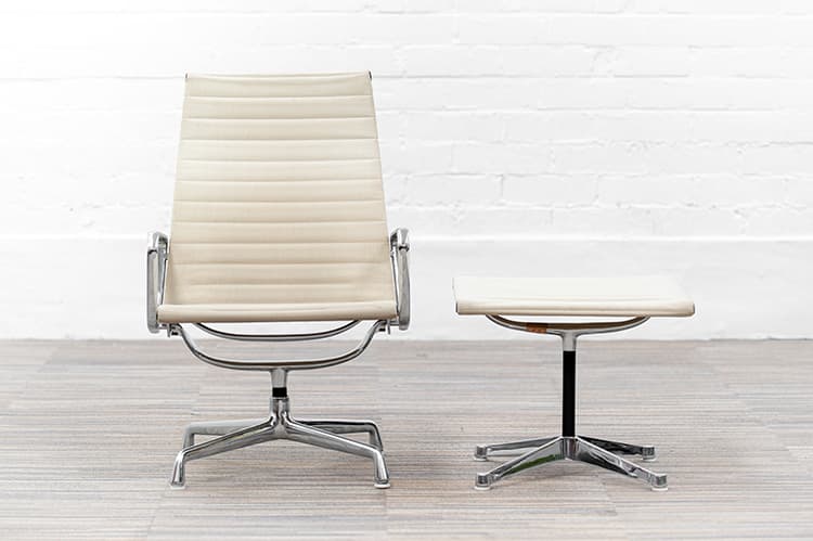 HERMAN MILLER EA116 Ensemble lounge avec repose-pieds design Charles and Ray Eames B72xD65xH95 - sac à dos beige / aluminium poli base étoile – Image 3