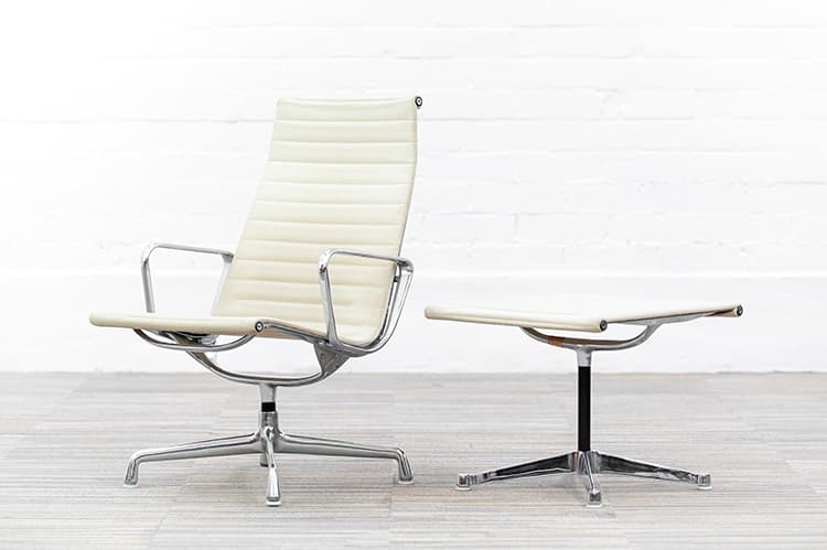 HERMAN MILLER EA116 Ensemble lounge avec repose-pieds design Charles and Ray Eames B72xD65xH95 - sac à dos beige / aluminium poli base étoile – Image 4