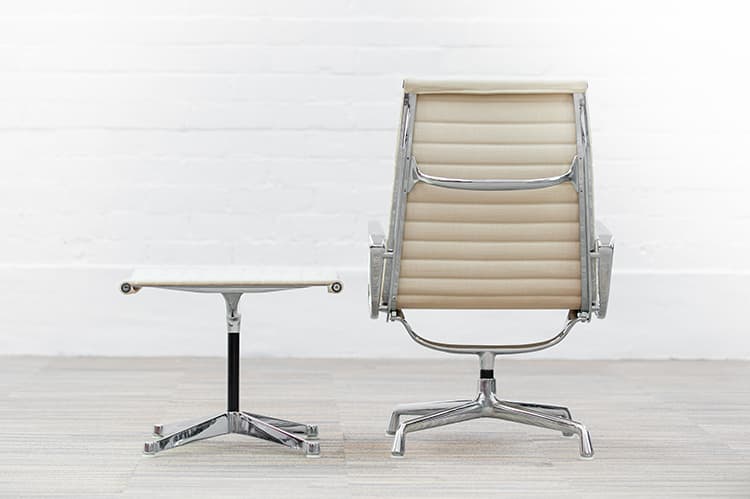 HERMAN MILLER EA116 Ensemble lounge avec repose-pieds design Charles and Ray Eames B72xD65xH95 - sac à dos beige / aluminium poli base étoile – Image 6
