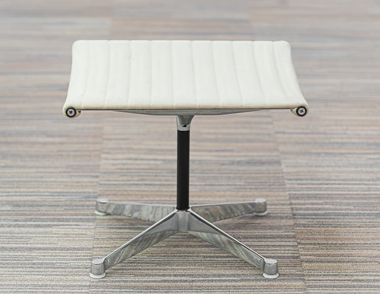 HERMAN MILLER EA116 Ensemble lounge avec repose-pieds design Charles and Ray Eames B72xD65xH95 - sac à dos beige / aluminium poli base étoile – Image 9