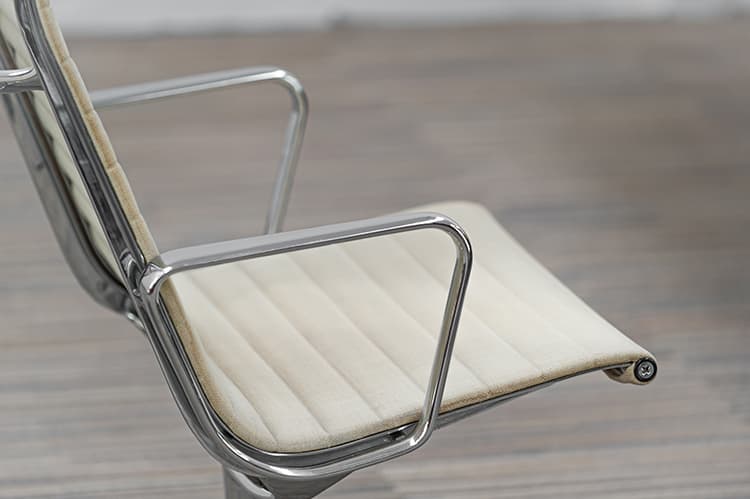 HERMAN MILLER EA116 Ensemble lounge avec repose-pieds design Charles and Ray Eames B72xD65xH95 - sac à dos beige / aluminium poli base étoile – Image 11
