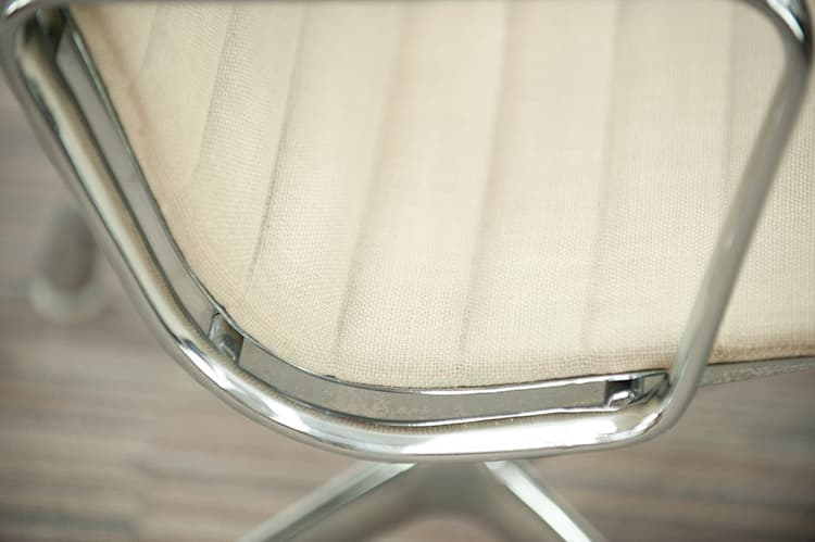 HERMAN MILLER EA116 Ensemble lounge avec repose-pieds design Charles and Ray Eames B72xD65xH95 - sac à dos beige / aluminium poli base étoile – Image 13