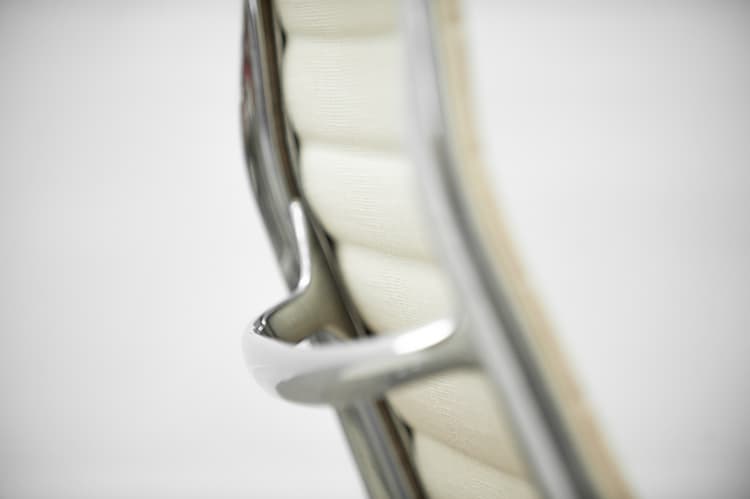 HERMAN MILLER EA116 Ensemble lounge avec repose-pieds design Charles and Ray Eames B72xD65xH95 - sac à dos beige / aluminium poli base étoile – Image 14