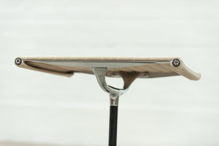 HERMAN MILLER EA116 Ensemble lounge avec repose-pieds design Charles and Ray Eames B72xD65xH95 - sac à dos beige / aluminium poli base étoile – Image 15