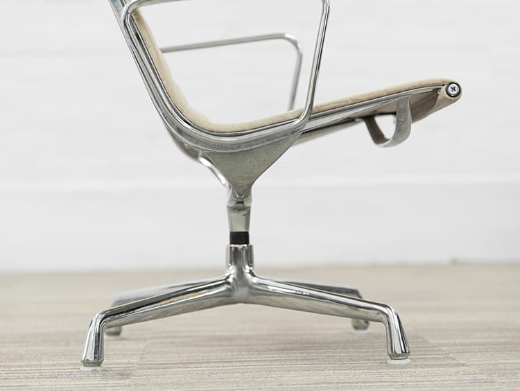 HERMAN MILLER EA116 Ensemble lounge avec repose-pieds design Charles and Ray Eames B72xD65xH95 - sac à dos beige / aluminium poli base étoile – Image 16
