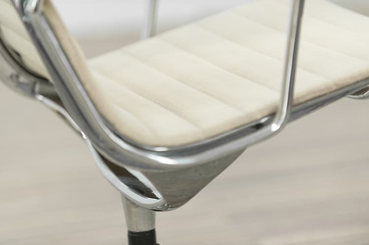 HERMAN MILLER EA116 Ensemble lounge avec repose-pieds design Charles and Ray Eames B72xD65xH95 - sac à dos beige / aluminium poli base étoile – Image 17