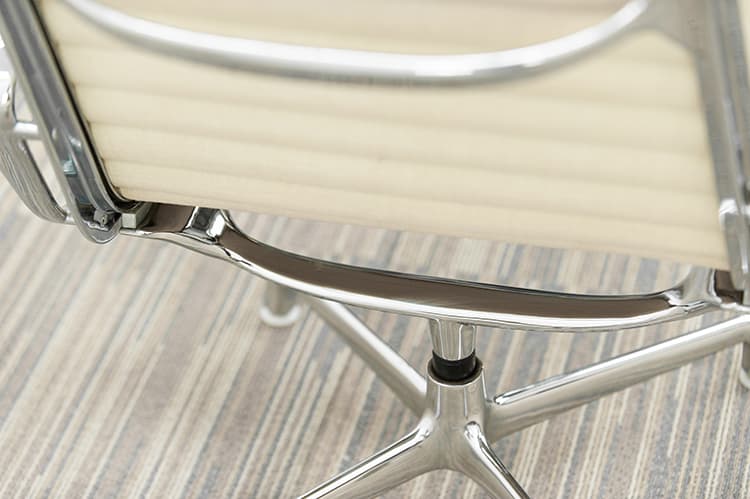 HERMAN MILLER EA116 Ensemble lounge avec repose-pieds design Charles and Ray Eames B72xD65xH95 - sac à dos beige / aluminium poli base étoile – Image 18