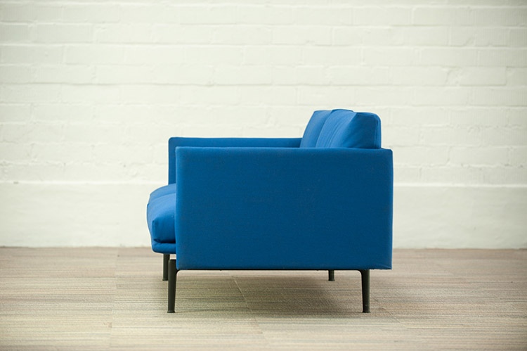 MUUTO Outline Remix 163 Sofa Zitbank 3-zit design Anderssen & Voll B170xD84xH71 - blauw stof / alu zwart vierpoot - Afbeelding 3