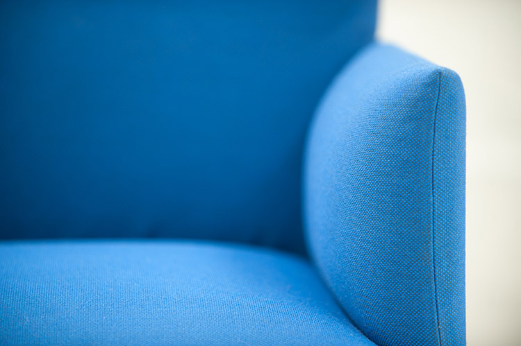 MUUTO Outline Remix 163 Sofa Zitbank 3-zit design Anderssen & Voll B170xD84xH71 - blauw stof / alu zwart vierpoot - Afbeelding 8