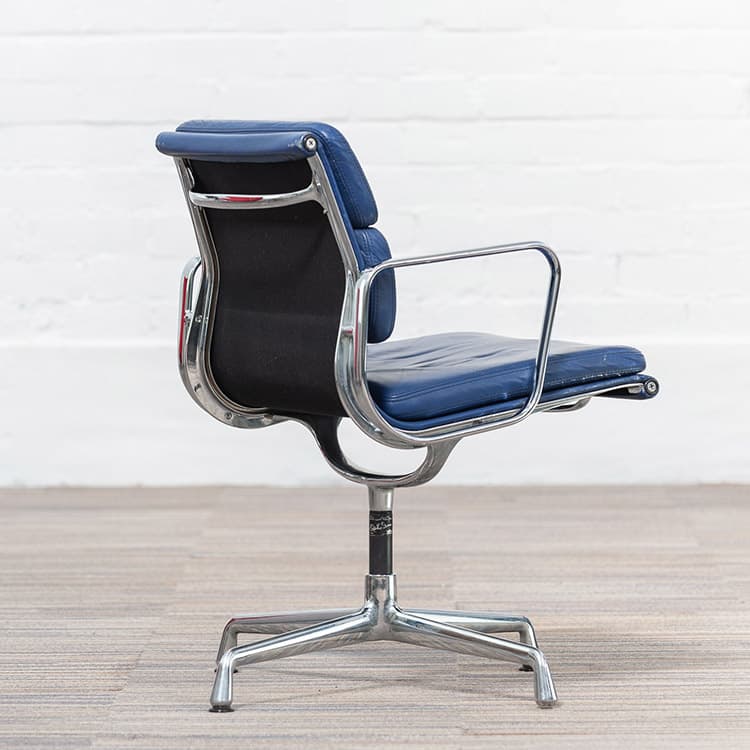 VITRA EA208 soft pad Vergaderstoel design Charles and Ray Eames - blauw leder / chrome sterpoot - Afbeelding 10