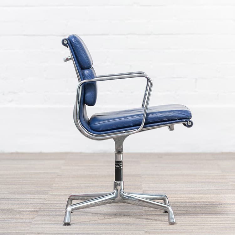 VITRA EA208 soft pad Vergaderstoel design Charles and Ray Eames - blauw leder / chrome sterpoot - Afbeelding 11