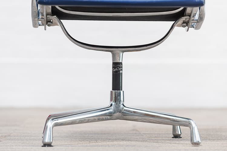 VITRA EA208 soft pad Vergaderstoel design Charles and Ray Eames - blauw leder / chrome sterpoot - Afbeelding 15