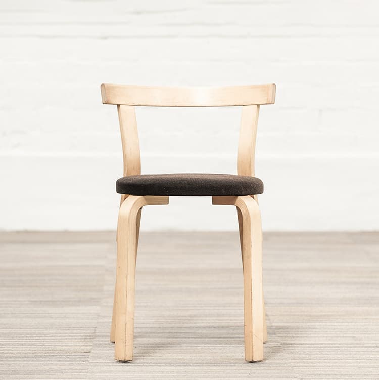 ARTEK Chair 68 Chaise de cantine design Alvar Aalto empilable - tissu brun foncé / bois quatre pieds