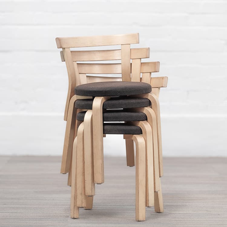 ARTEK Chair 68 Chaise de cantine design Alvar Aalto empilable - tissu brun foncé / bois quatre pieds – Image 2