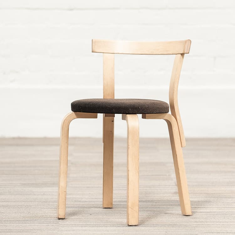 ARTEK Chair 68 Chaise de cantine design Alvar Aalto empilable - tissu brun foncé / bois quatre pieds – Image 3