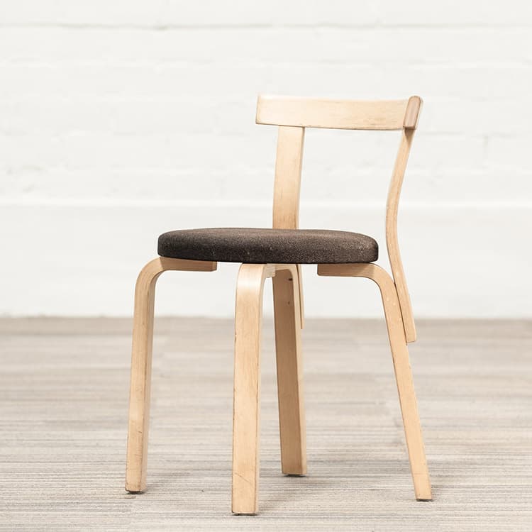 ARTEK Chair 68 Chaise de cantine design Alvar Aalto empilable - tissu brun foncé / bois quatre pieds – Image 4