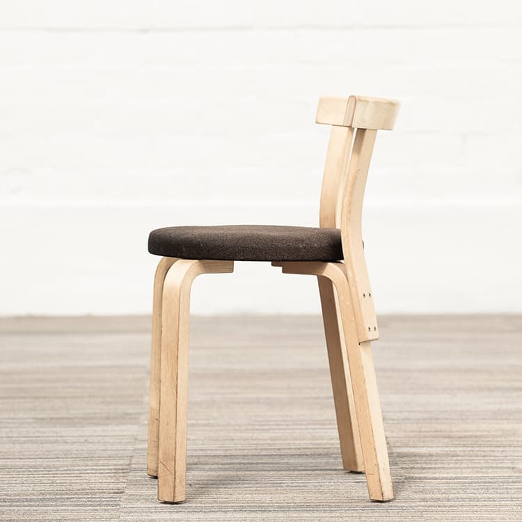 ARTEK Chair 68 Chaise de cantine design Alvar Aalto empilable - tissu brun foncé / bois quatre pieds – Image 5