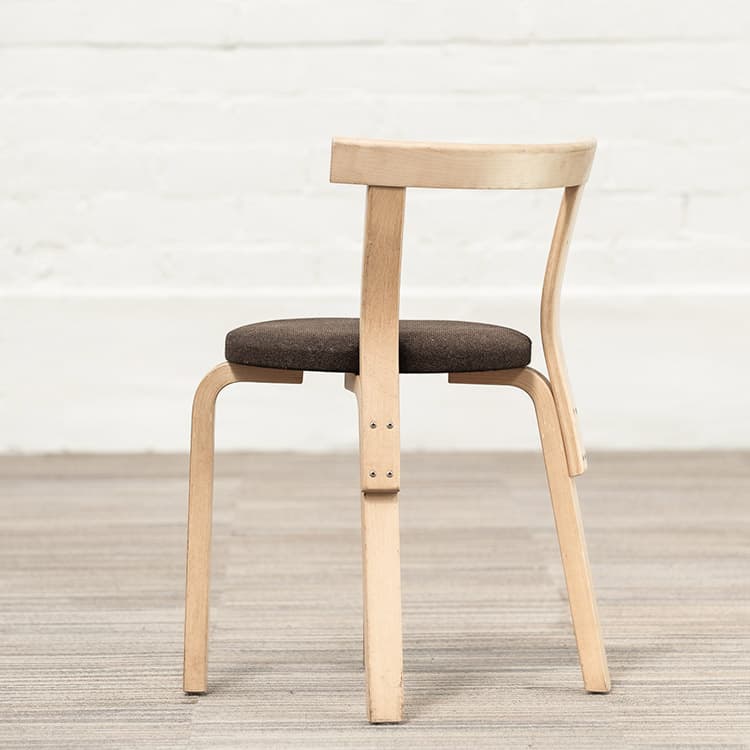 ARTEK Chair 68 Chaise de cantine design Alvar Aalto empilable - tissu brun foncé / bois quatre pieds – Image 6