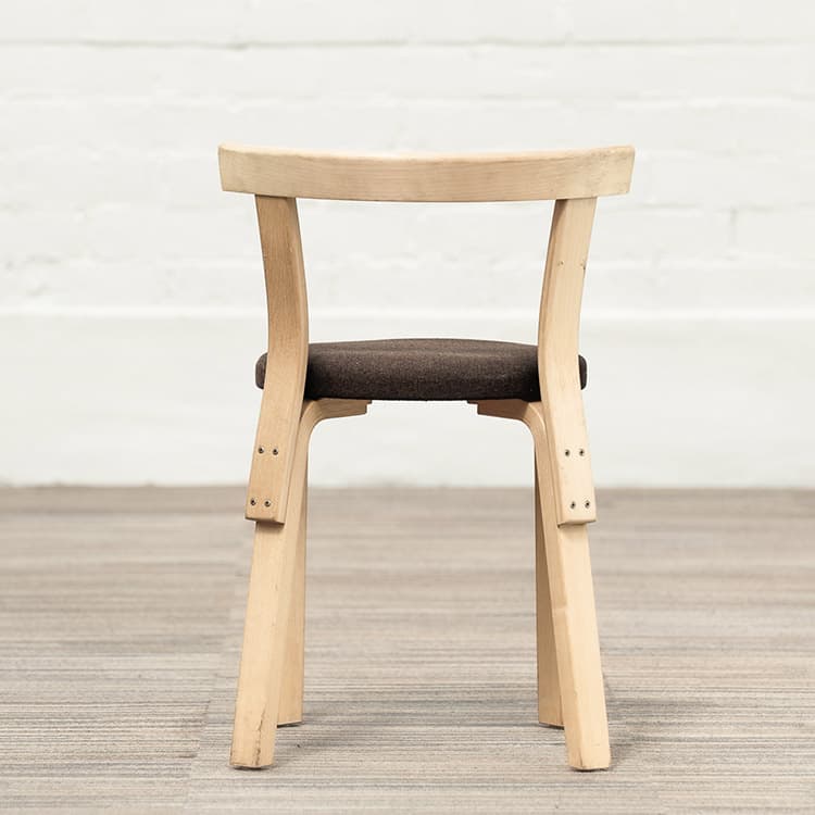 ARTEK Chair 68 Chaise de cantine design Alvar Aalto empilable - tissu brun foncé / bois quatre pieds – Image 7