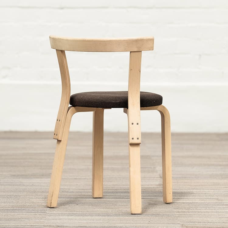 ARTEK Chair 68 Chaise de cantine design Alvar Aalto empilable - tissu brun foncé / bois quatre pieds – Image 8