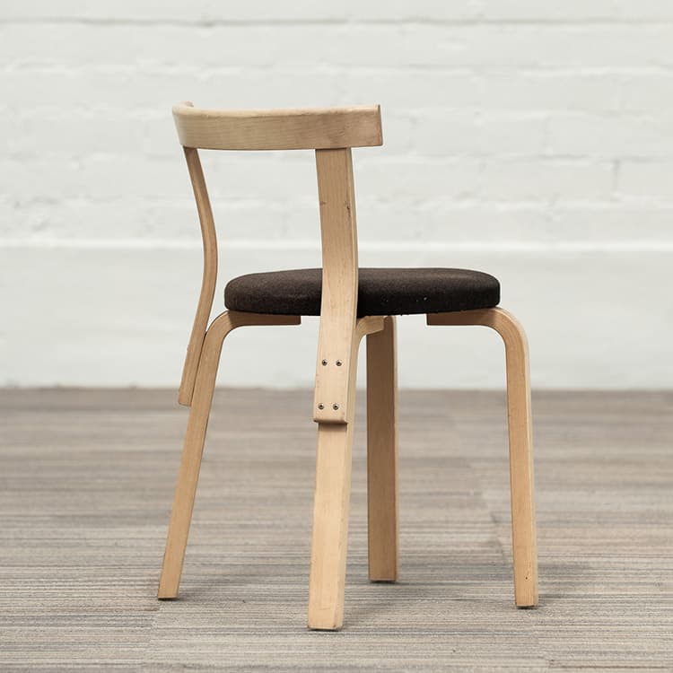 ARTEK Chair 68 Chaise de cantine design Alvar Aalto empilable - tissu brun foncé / bois quatre pieds – Image 9