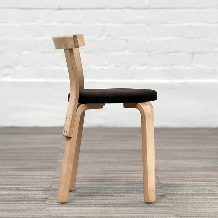 ARTEK Chair 68 Chaise de cantine design Alvar Aalto empilable - tissu brun foncé / bois quatre pieds – Image 10
