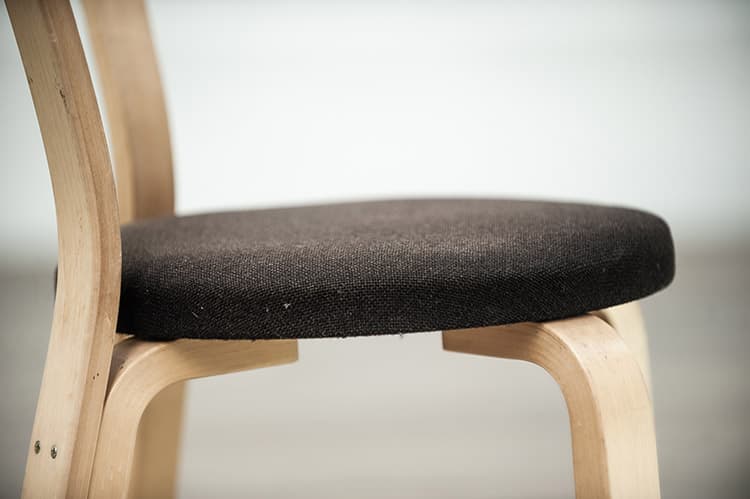 ARTEK Chair 68 Chaise de cantine design Alvar Aalto empilable - tissu brun foncé / bois quatre pieds – Image 11