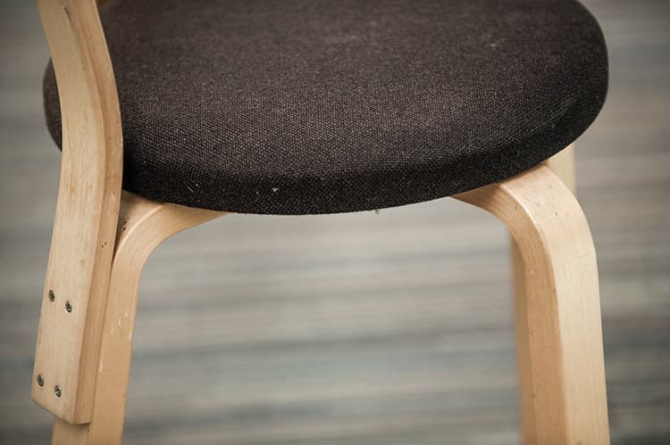 ARTEK Chair 68 Chaise de cantine design Alvar Aalto empilable - tissu brun foncé / bois quatre pieds – Image 12