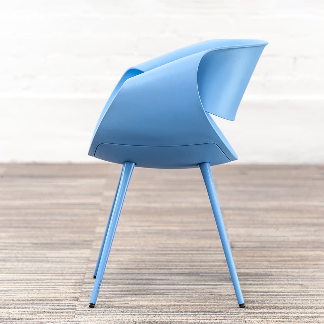 ZÜCO Little Perillo Chaise d’accueil design Martin Ballendat - plastique bleu / quatre pieds – Image 5