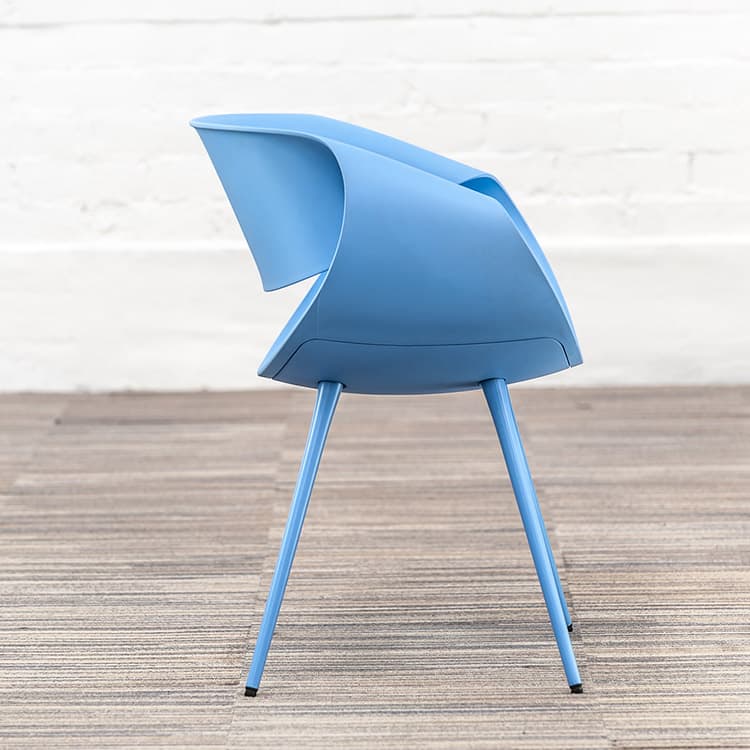 ZÜCO Little Perillo Chaise d’accueil design Martin Ballendat - plastique bleu / quatre pieds – Image 13