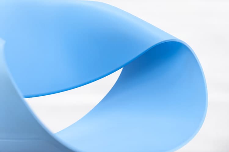 ZÜCO Little Perillo Chaise d’accueil design Martin Ballendat - plastique bleu / quatre pieds – Image 15