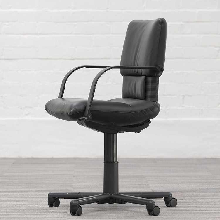 VITRA Figura Bureaustoel design Mario Bellini - zwart leer / zwart metaal kruisvoet - Afbeelding 4