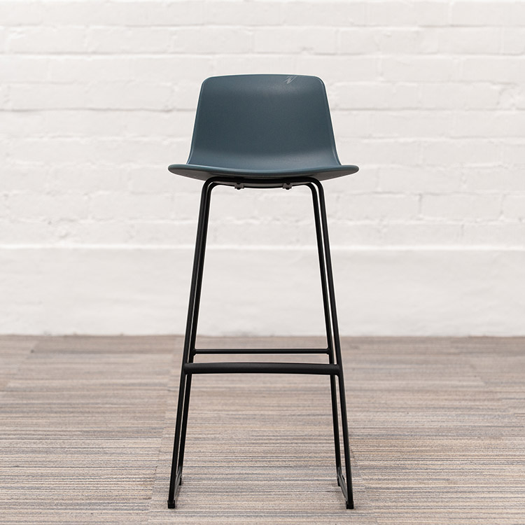 ENEA Lottus High Sledge Tabouret de bar design Lievore Altherr Molina - plastique bleu foncé / acier noir piètement traîneau