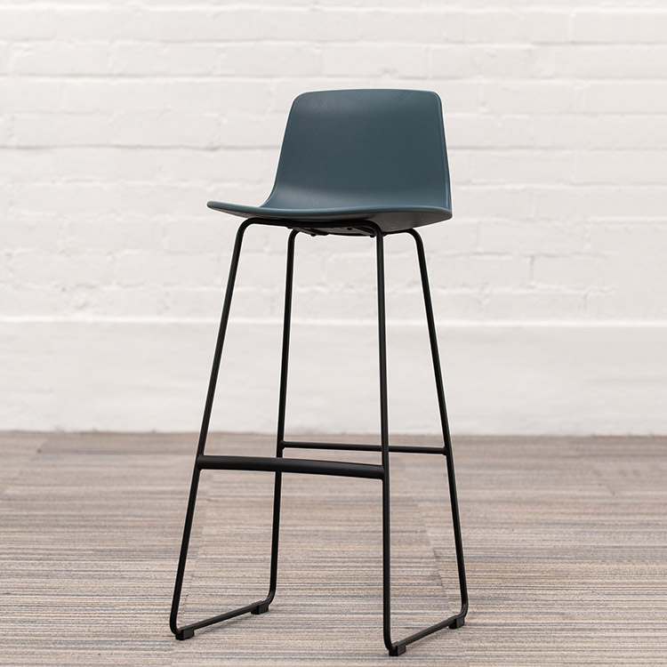 ENEA Lottus High Sledge Tabouret de bar design Lievore Altherr Molina - plastique bleu foncé / acier noir piètement traîneau – Image 2