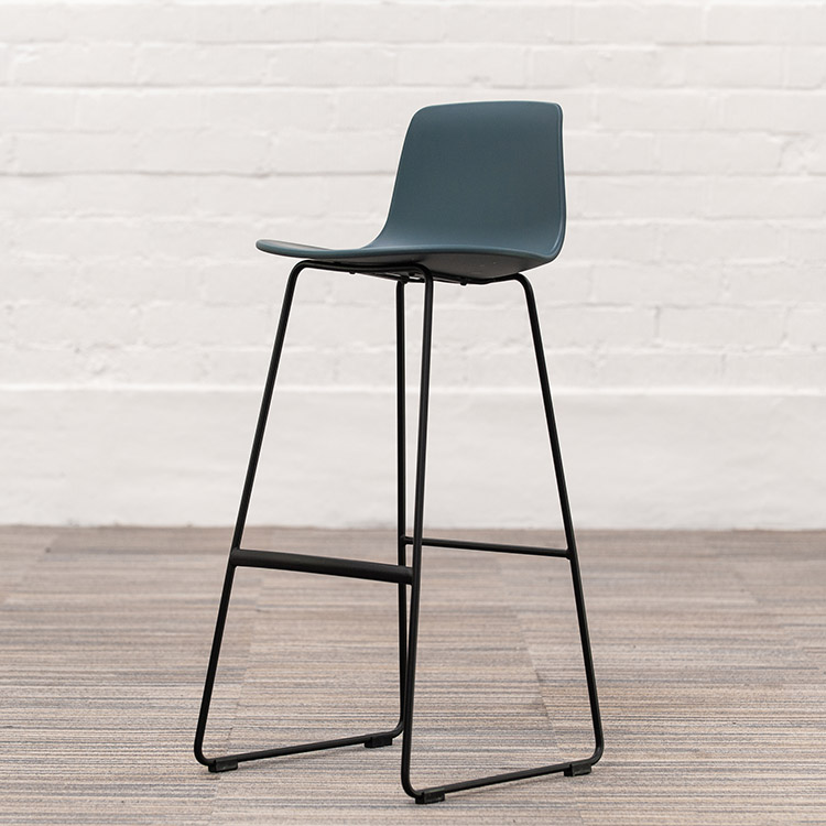 ENEA Lottus High Sledge Tabouret de bar design Lievore Altherr Molina - plastique bleu foncé / acier noir piètement traîneau – Image 3