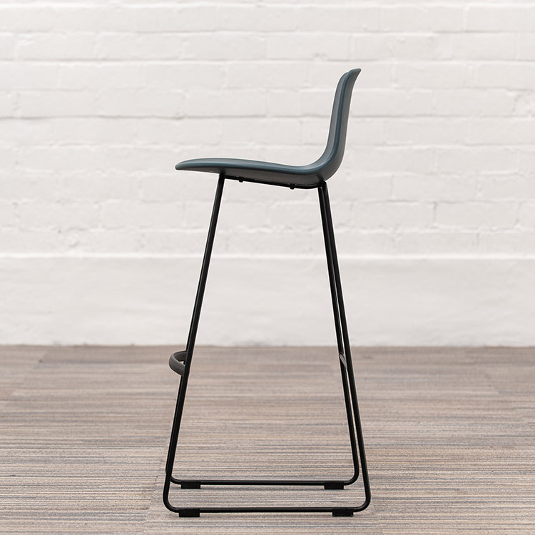 ENEA Lottus High Sledge Tabouret de bar design Lievore Altherr Molina - plastique bleu foncé / acier noir piètement traîneau – Image 4