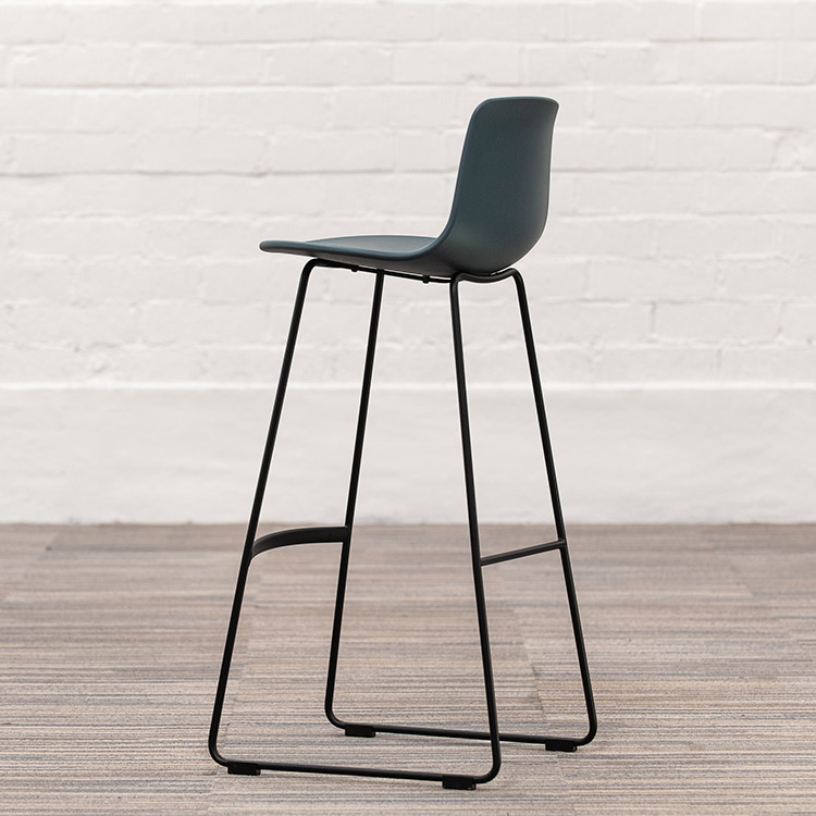 ENEA Lottus High Sledge Tabouret de bar design Lievore Altherr Molina - plastique bleu foncé / acier noir piètement traîneau – Image 5