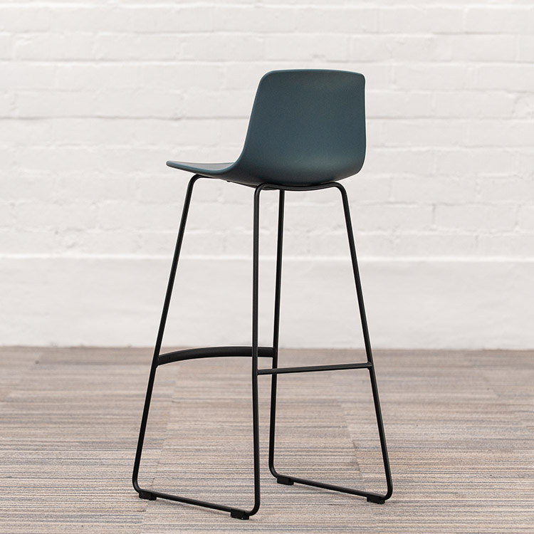 ENEA Lottus High Sledge Tabouret de bar design Lievore Altherr Molina - plastique bleu foncé / acier noir piètement traîneau – Image 6
