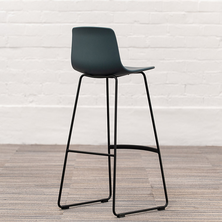 ENEA Lottus High Sledge Tabouret de bar design Lievore Altherr Molina - plastique bleu foncé / acier noir piètement traîneau – Image 9
