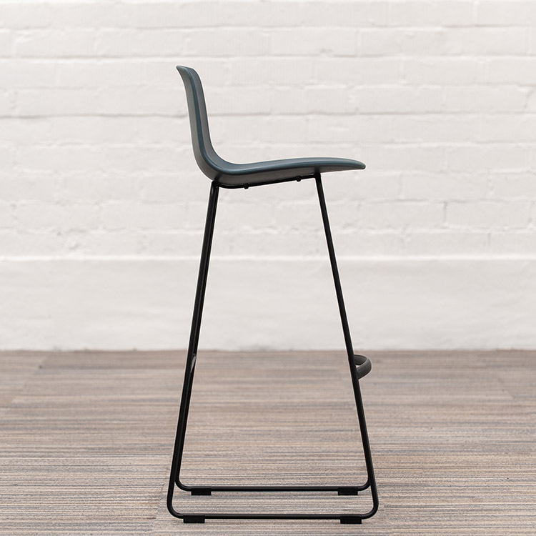ENEA Lottus High Sledge Tabouret de bar design Lievore Altherr Molina - plastique bleu foncé / acier noir piètement traîneau – Image 10