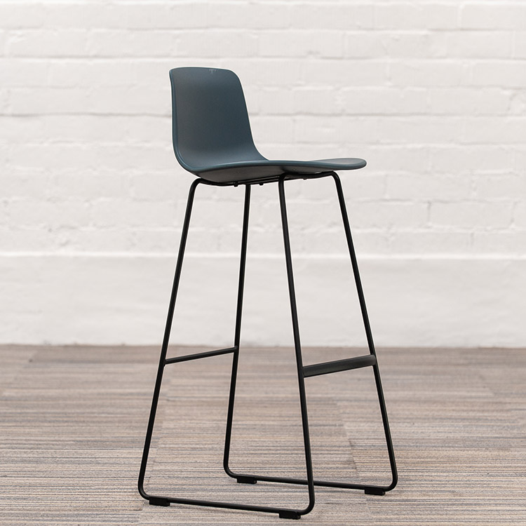 ENEA Lottus High Sledge Tabouret de bar design Lievore Altherr Molina - plastique bleu foncé / acier noir piètement traîneau – Image 11